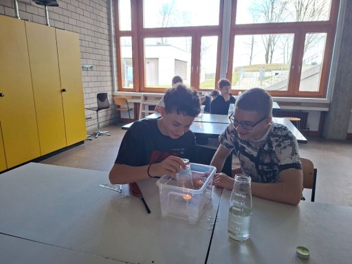 Zwei Schüler arbeiten zusammen an einem Experiment in einem Klassenzimmer. Zwei Schüler arbeiten zusammen an einem Experiment in einem Klassenzimmer.