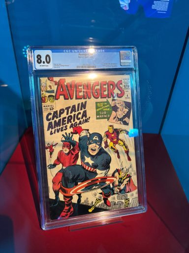 Comic-Heft "Avengers" mit Captain America und anderen Superhelden auf dem Cover.